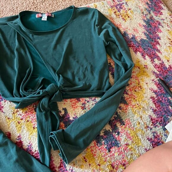 🌻HP🌻NWOT Urban Outfitters green Elle keyhole wrap crop top flare sleeves S - Picture 11 of 16